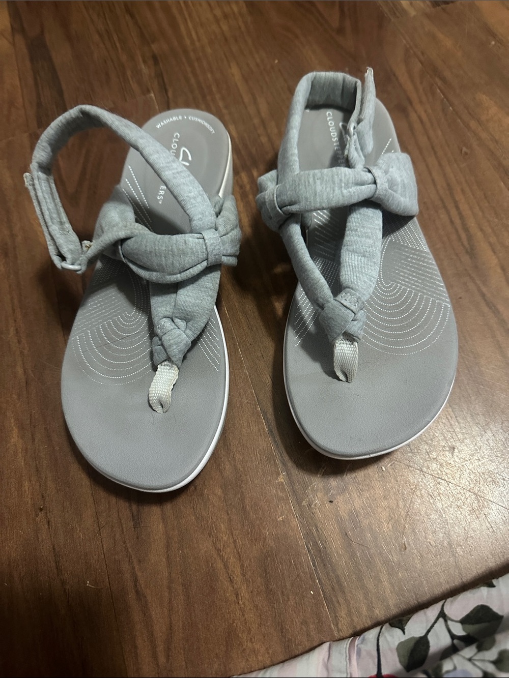 Clarks Cloudsteppers Light Gray Knotted Thong Sandals
